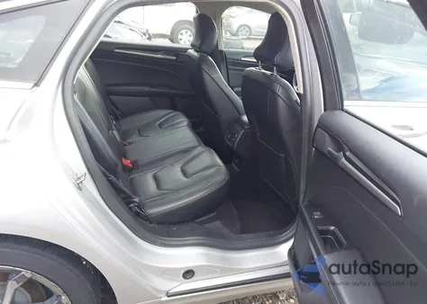 2019 Ford Fusion Hybrid Titanium z USA, uszkodzony, nr VIN 3FA6P0RU9KR243214